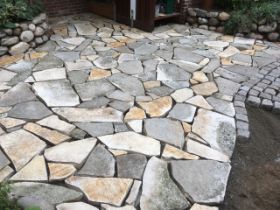 Polygonal mit Granit