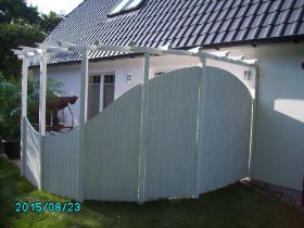 Sichtschutz mit Pergola